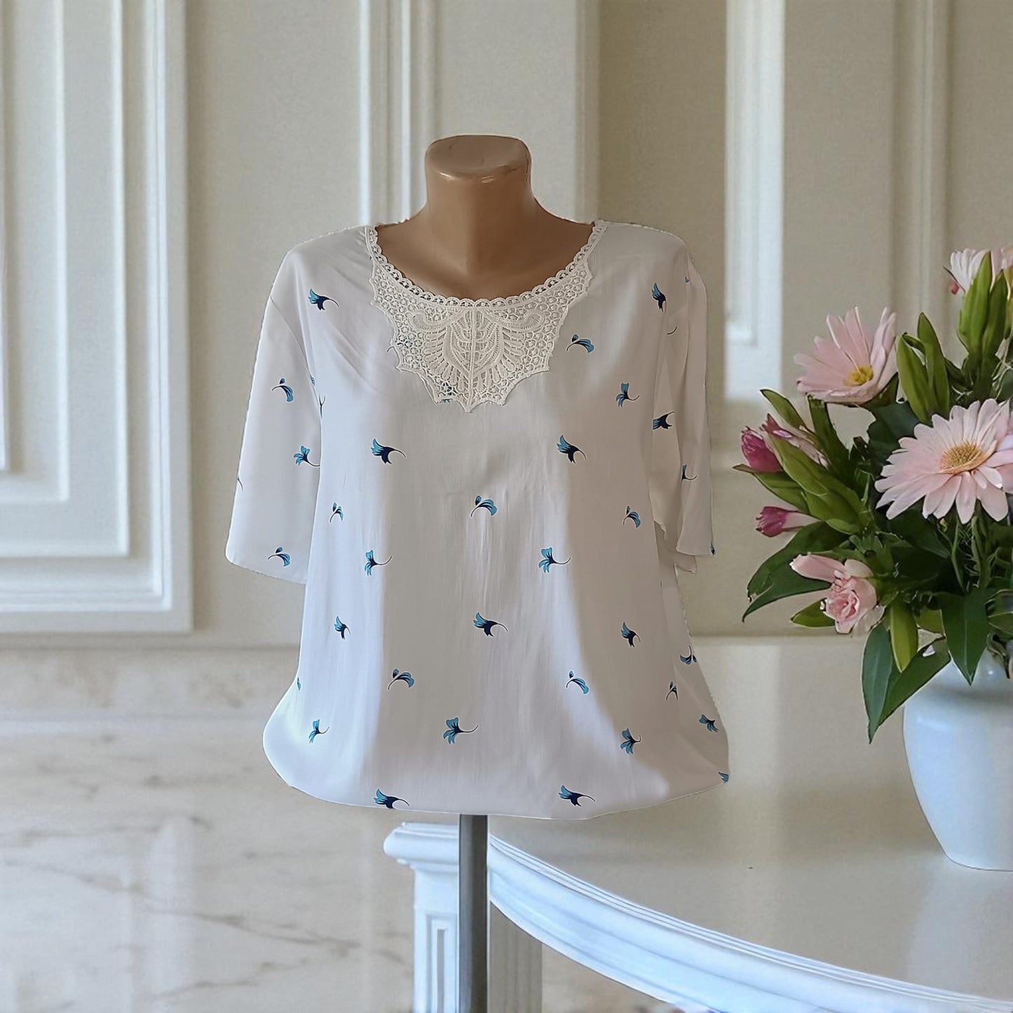Bluza eleganta cu imprimeu si dantela